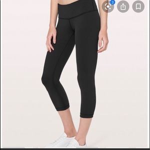 SZ 8 Black Lululemon Luxtreme cropped in great condition
